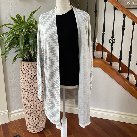 Dynamite Gray and White Boho southwestern Print Cardigan/Wrap Size: M/L - Picture 3 of 7
